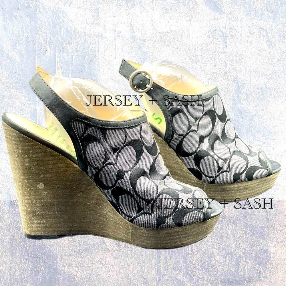 EUC AUTHENTIC COACH SANDALS STYLE “JANET” BADGE #: A8186 GREY W/BLK DOUBLE C’s